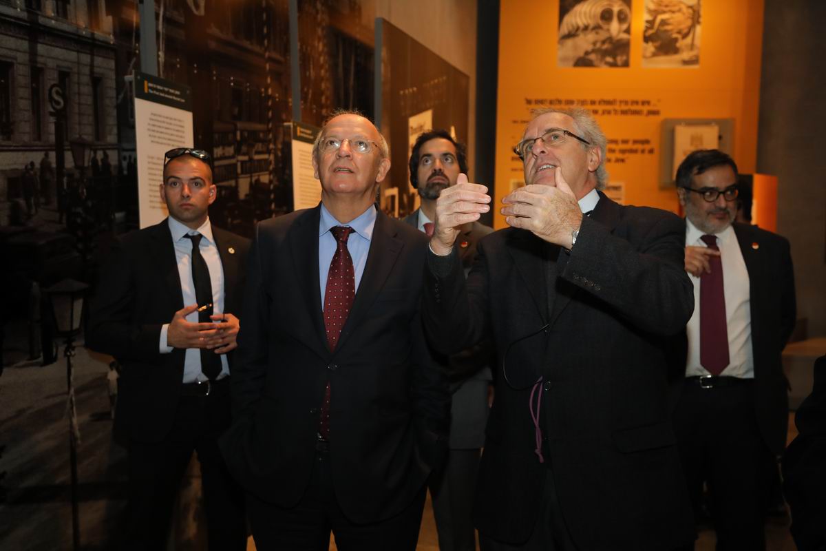 Foreign Minister Silva (left) was guided through the Holocaust History Museum by Dr. Avraham Milgram of Yad Vashem's International Institute for Holocaust Research